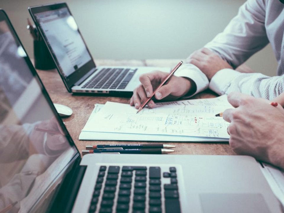 Équipe réunie autour d'une table de travail